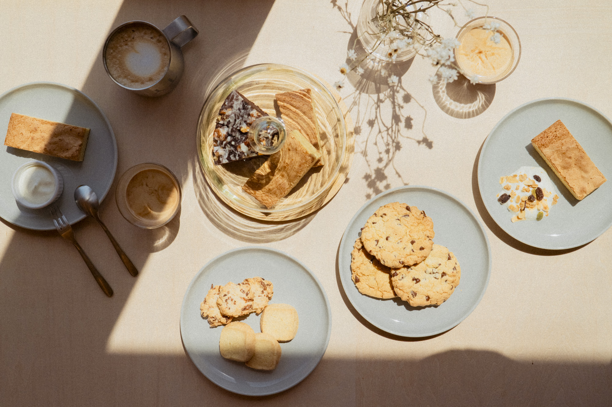 コーヒーとスイーツのイメージ